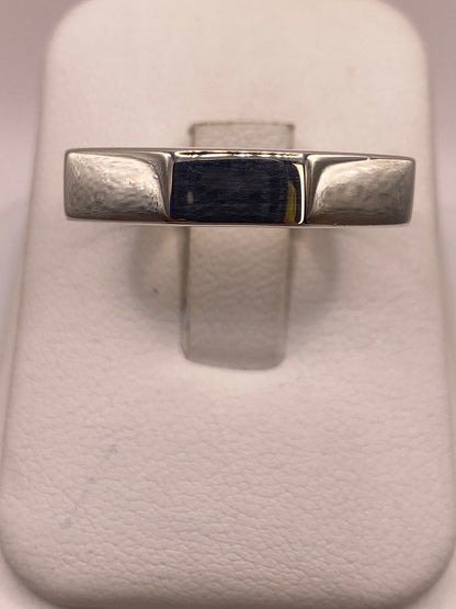 Anillo Geométrico Minimalista en Plata .925 en báscula mostrando peso