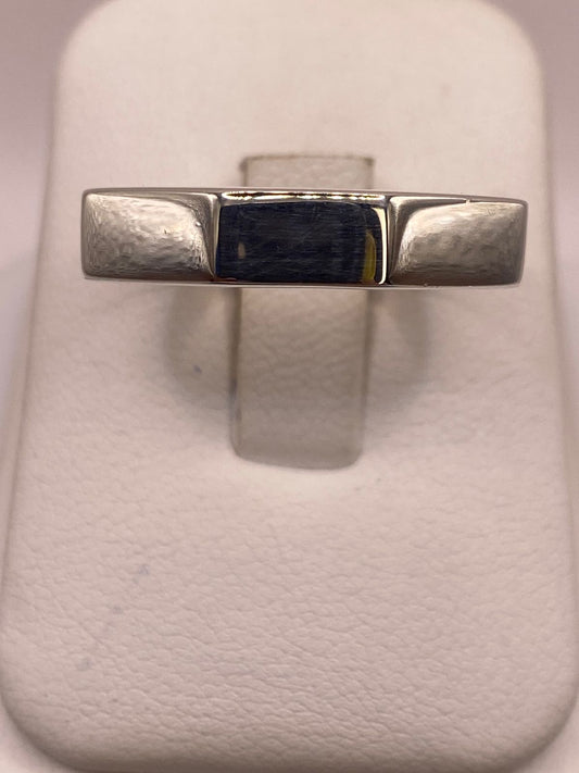 Anillo Geométrico Minimalista en Plata .925 en báscula mostrando peso