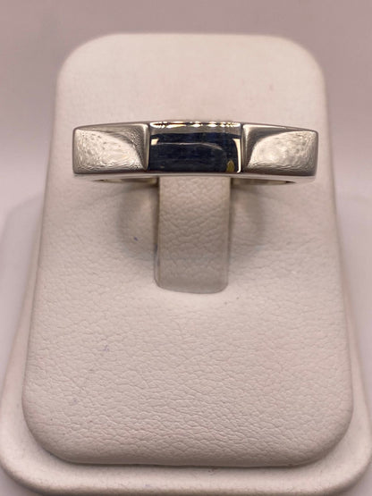 Anillo Geométrico Minimalista en Plata .925, vista de detalle