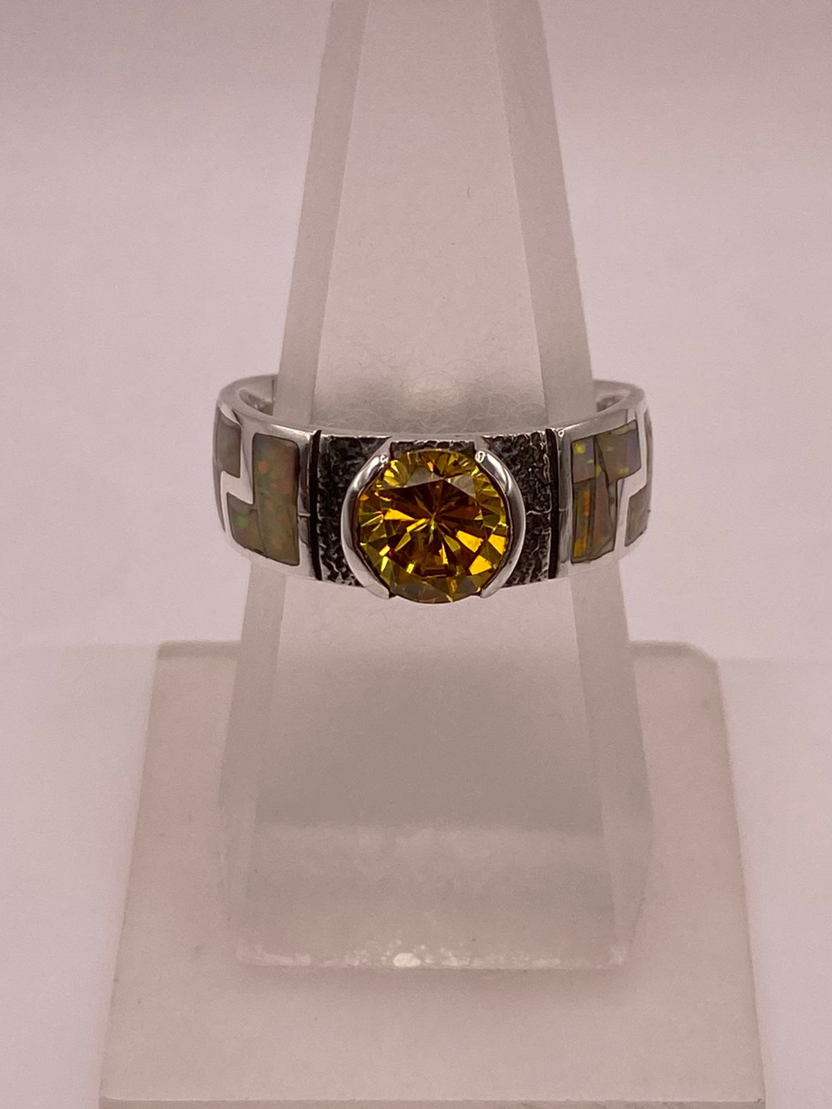 Anillo Geométrico con Ópalo de Fuego y Zirconia Amarilla en Plata .950
