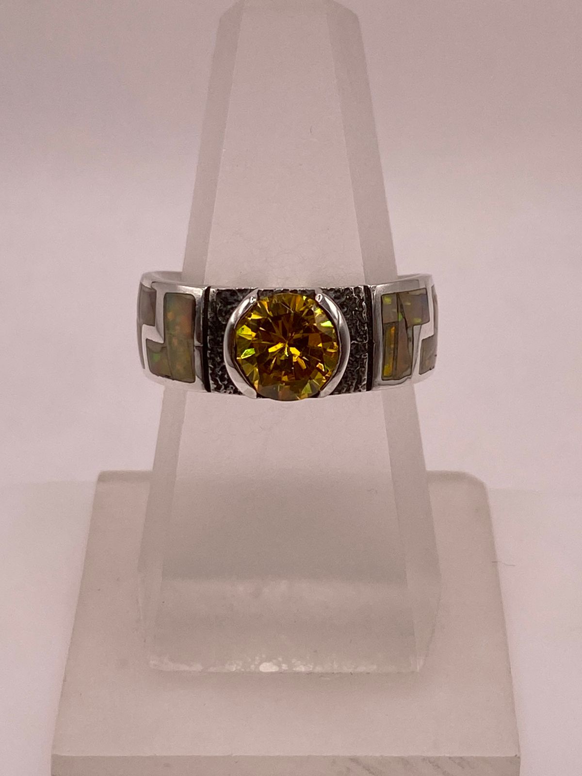 Anillo Geométrico con Ópalo de Fuego y Zirconia Amarilla en Plata .950