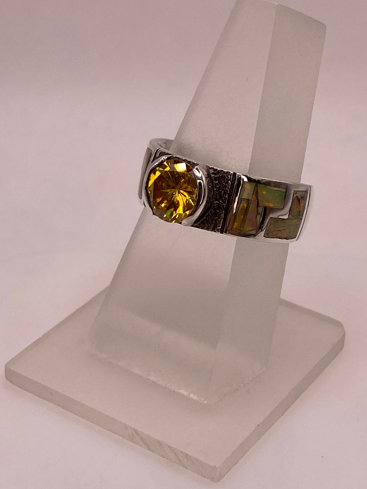 Anillo Geométrico con Ópalo de Fuego y Zirconia Amarilla en Plata .950