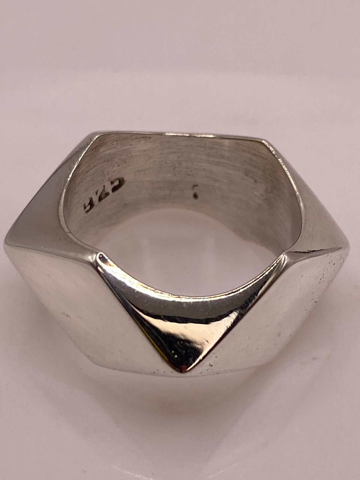 Anillo Geométrico de Plata Ley .925 con Diseño Rombo