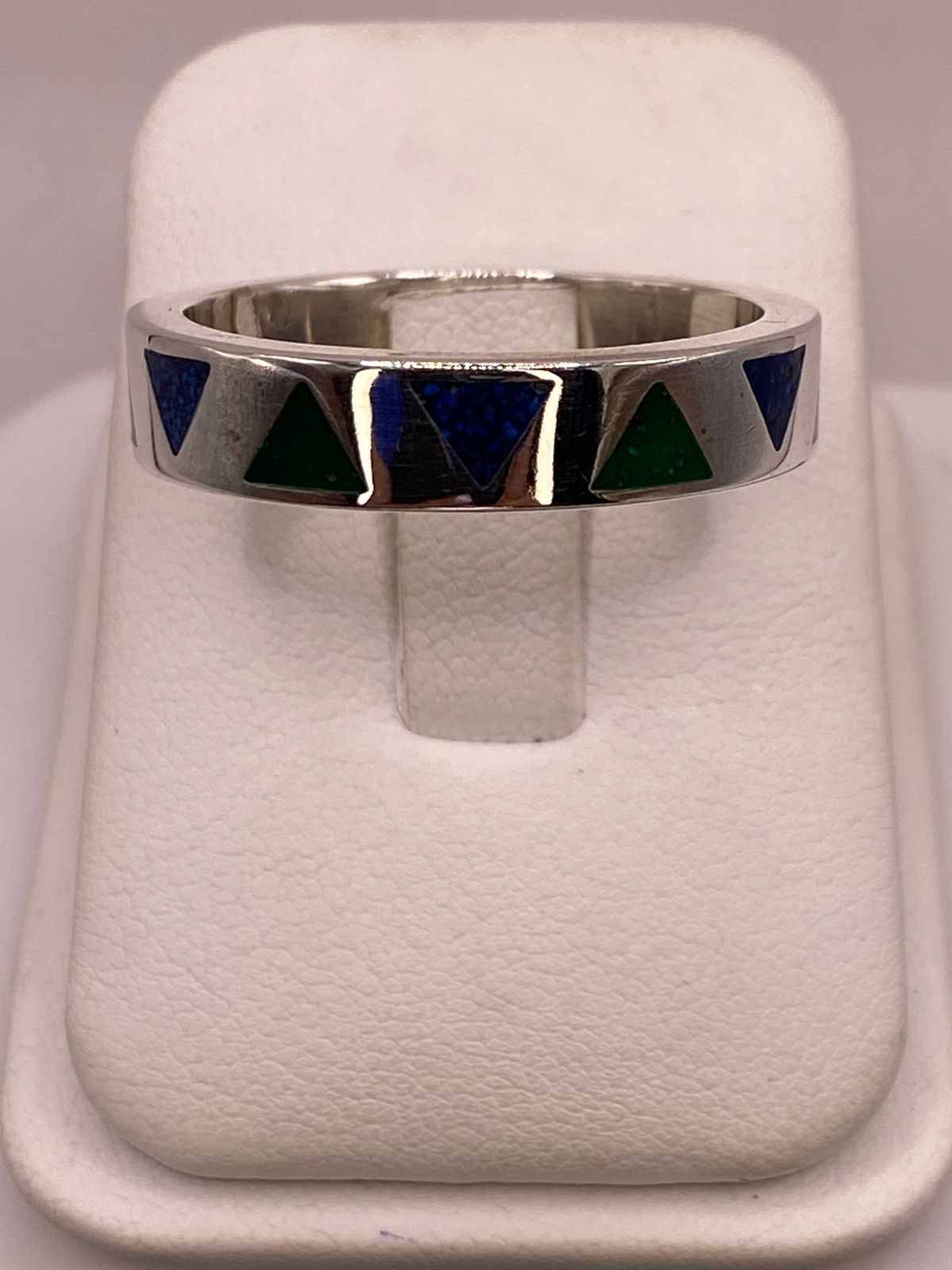 Anillo Geométrico de Plata .925 con Incrustaciones de Piedra