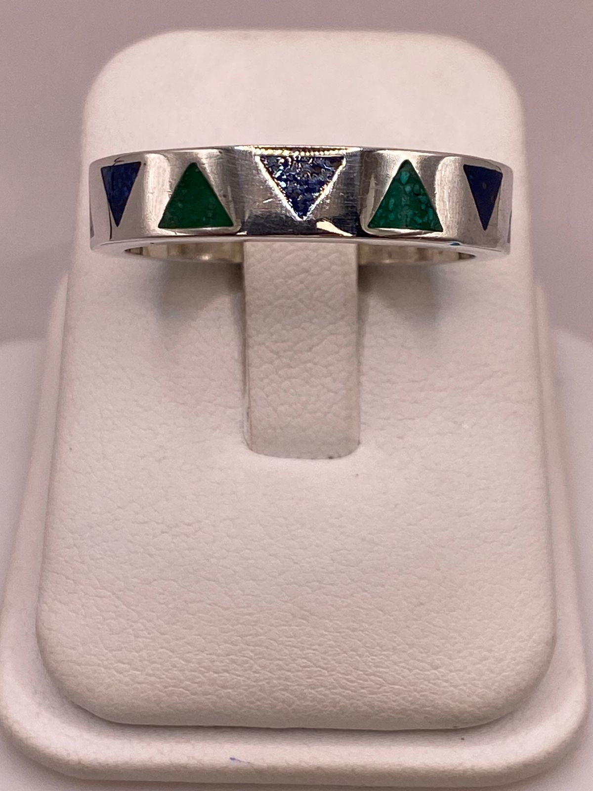 Anillo Geométrico de Plata .925 con Incrustaciones de Piedra
