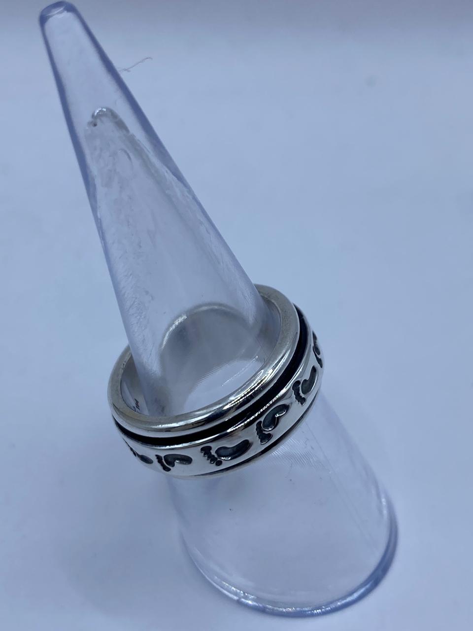 Anillo Giratorio de Plata 925 con Diseño de Huellas