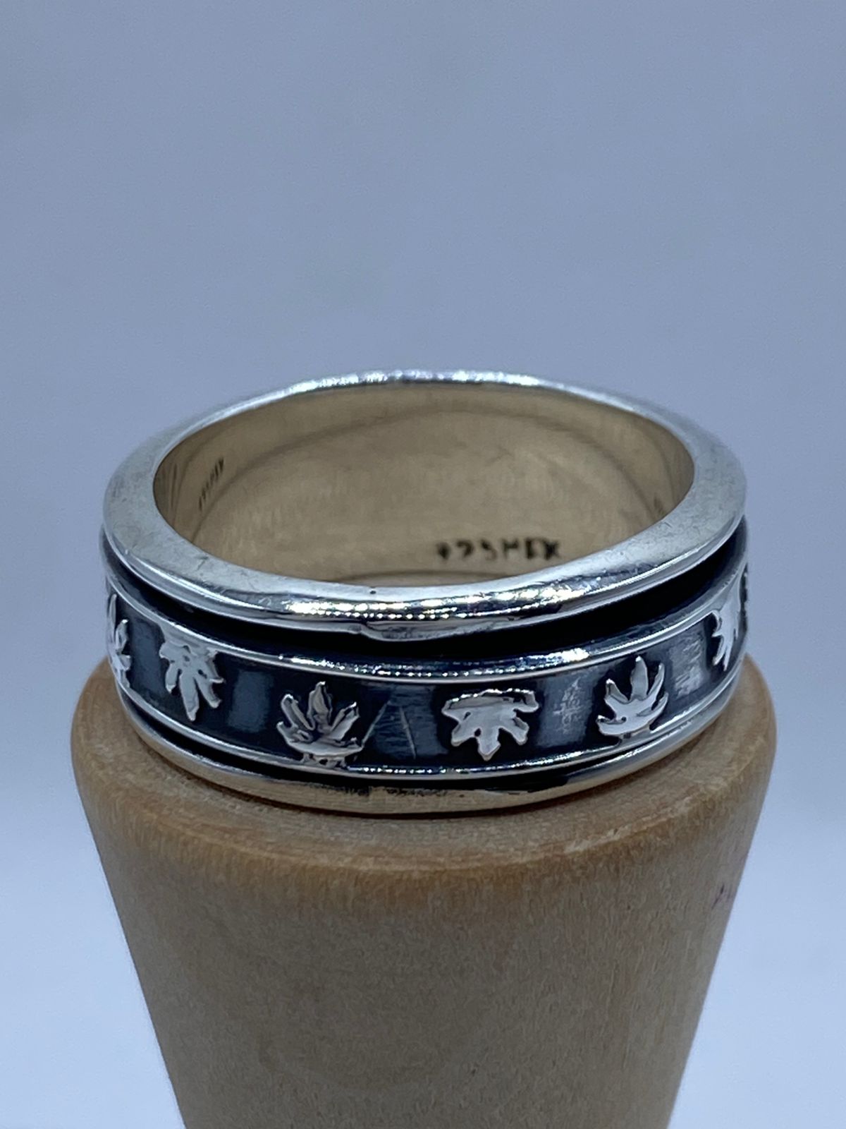 Anillo Giratorio Hoja de Maple en Plata 925, vista de detalle