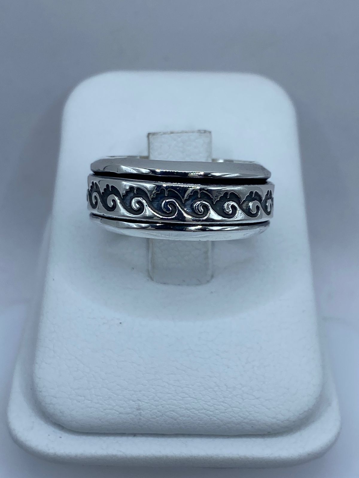 Anillo Giratorio de Plata 925 con Diseño de Olas Clásicas — vista lateral