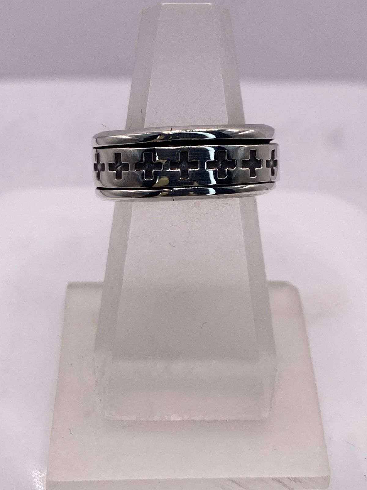 Anillo Giratorio de Plata .925 con Cruces Caladas — vista lateral
