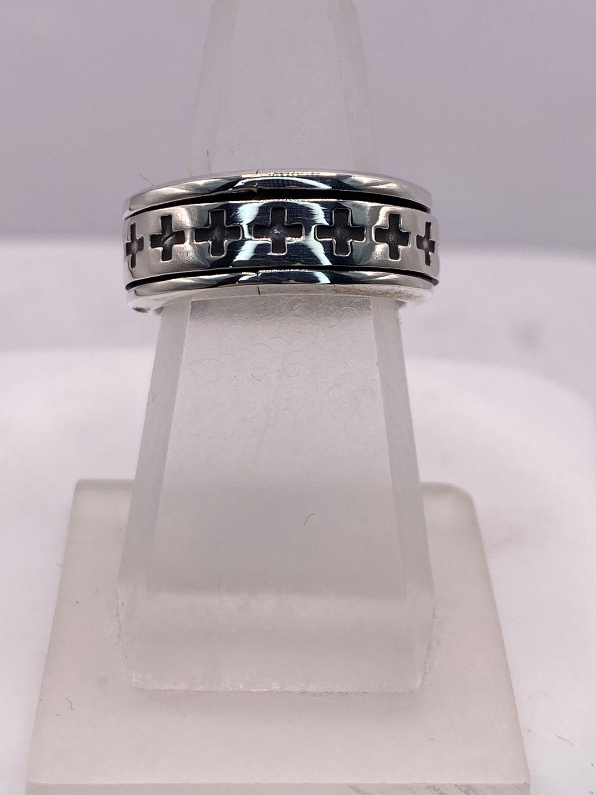 Anillo Giratorio de Plata 925 con Cruces Caladas, vista lateral