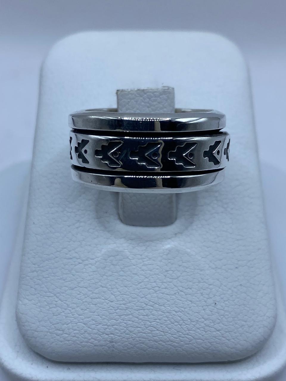 Anillo Giratorio de Plata 925 con Diseño de Flechas — vista lateral