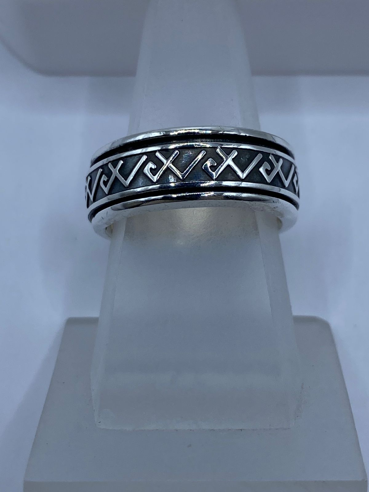 Anillo Giratorio de Plata 925 con Diseño Geométrico en Zigzag