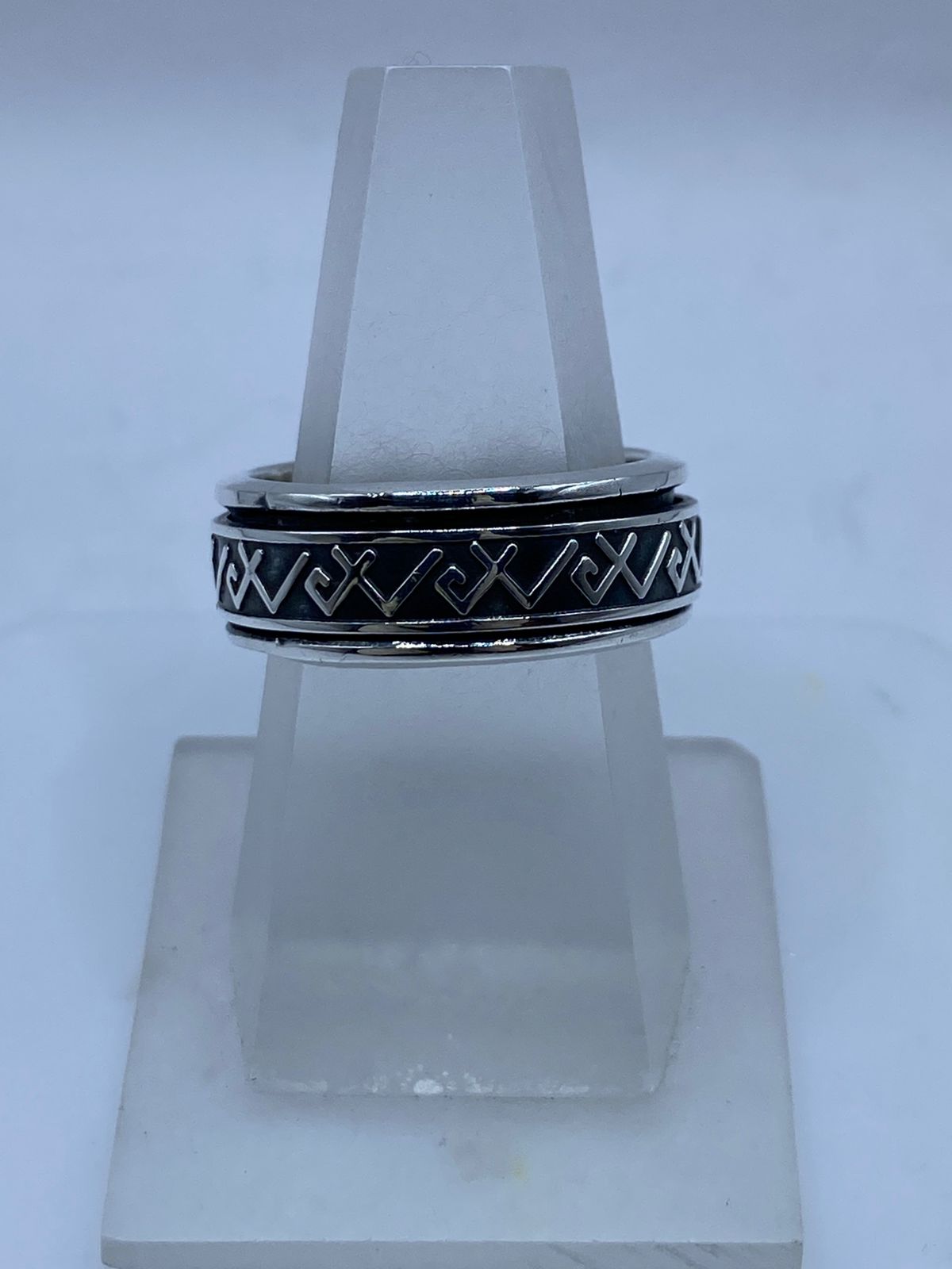 Anillo Giratorio de Plata 925 con Diseño Geométrico en Zigzag
