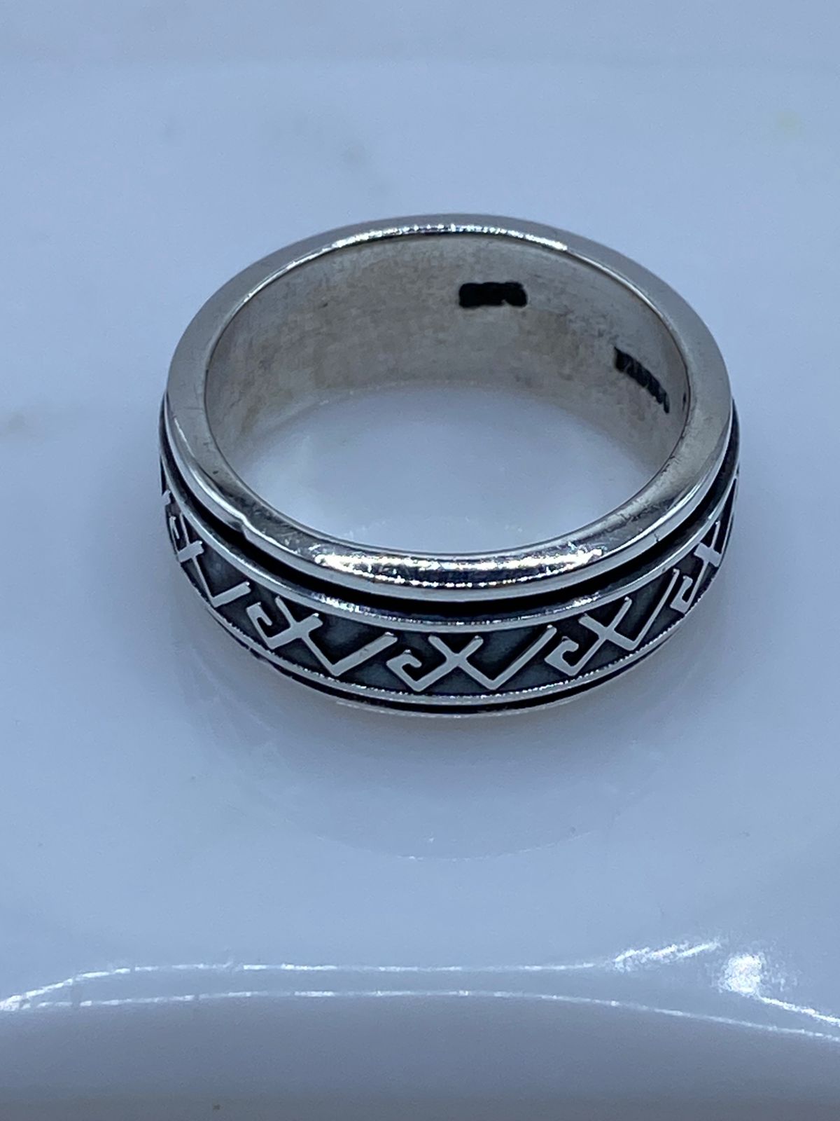 Anillo Giratorio de Plata 925 con Diseño Geométrico en Zigzag