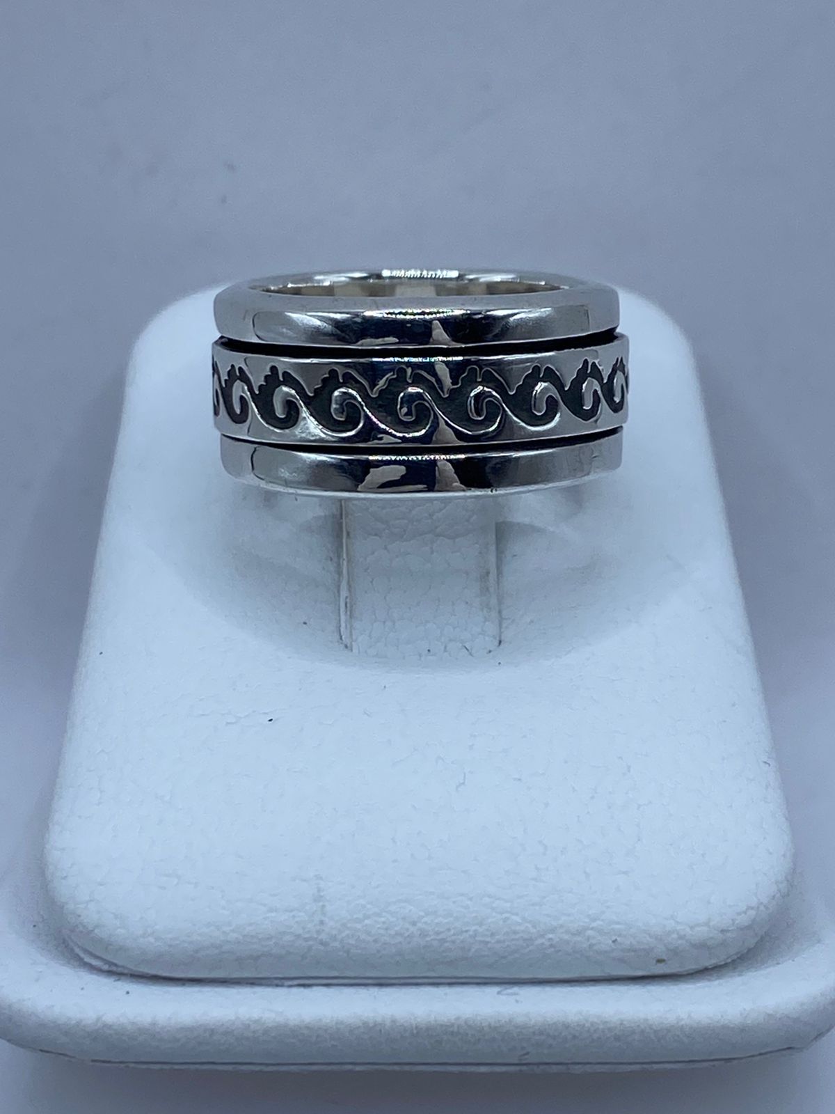 Anillo Giratorio de Plata 925 con Diseño de Olas, vista frontal
