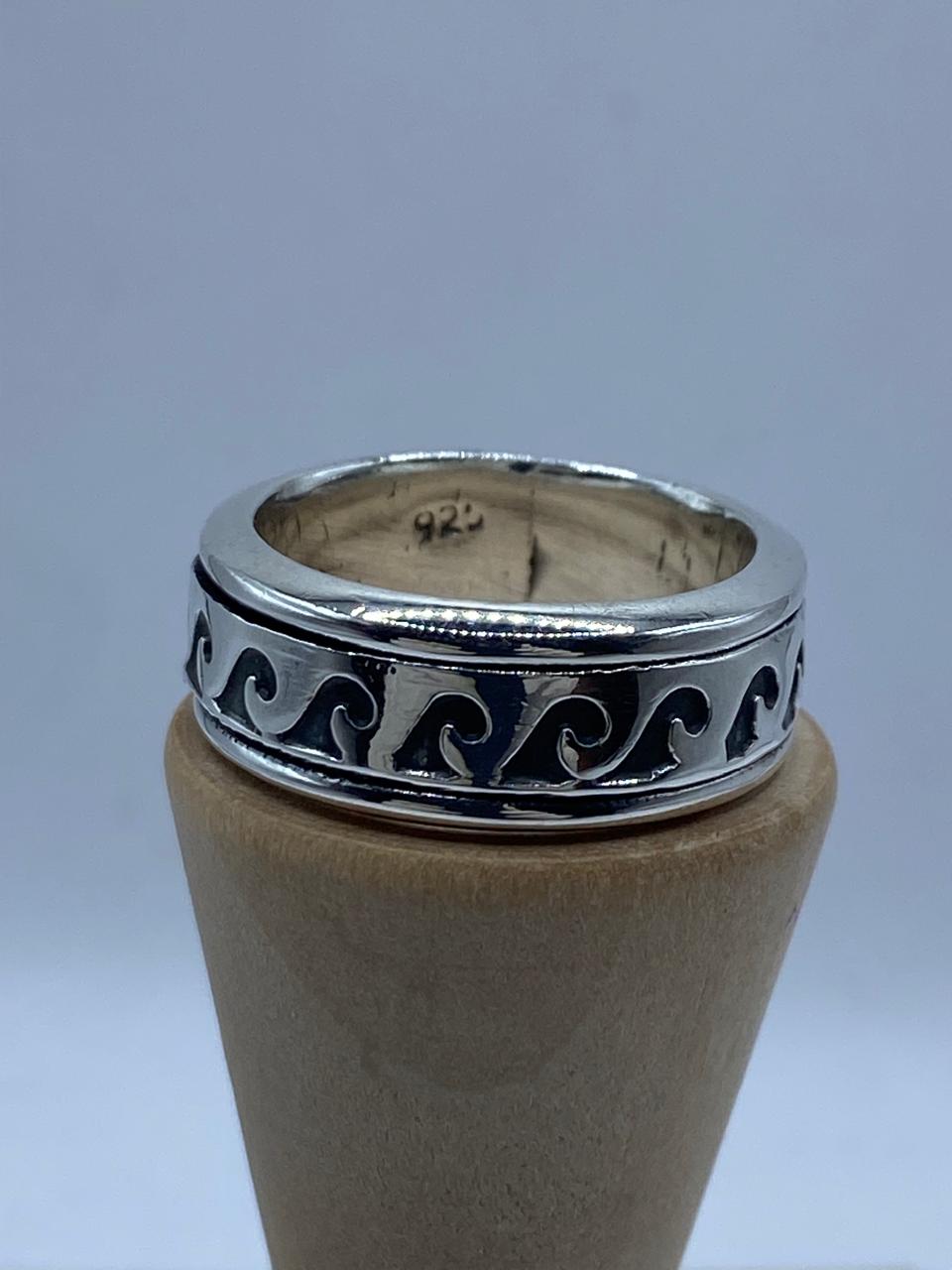 Anillo Giratorio de Plata 925 con Diseño de Olas, vista frontal
