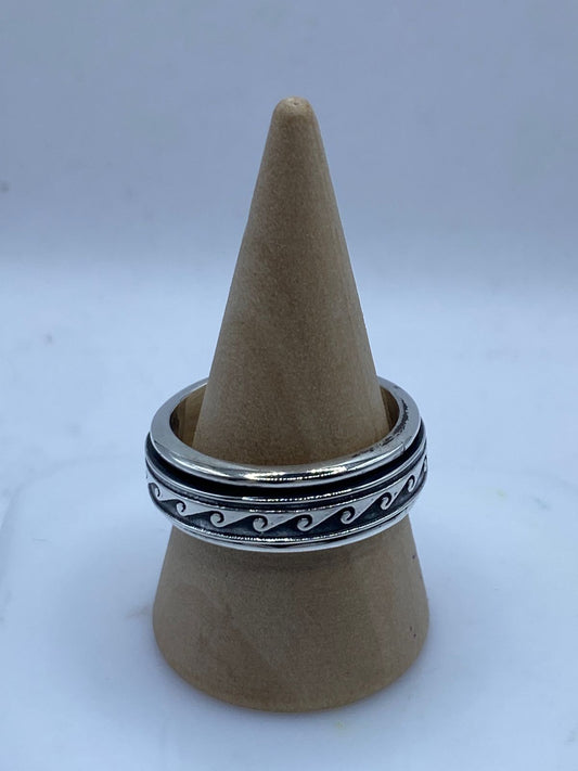💍🌊 Anillo Giratorio de Plata 925 con Diseño de Olas Minimalistas