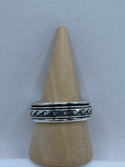 Anillo Giratorio de Plata 925 con Diseño de Olas Minimalistas, vista lateral
