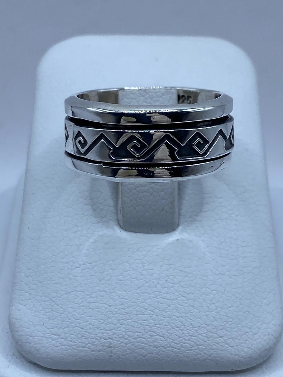 Anillo Giratorio de Plata 925 con Diseño Geométrico Tribal – Banda Ancha Moderna