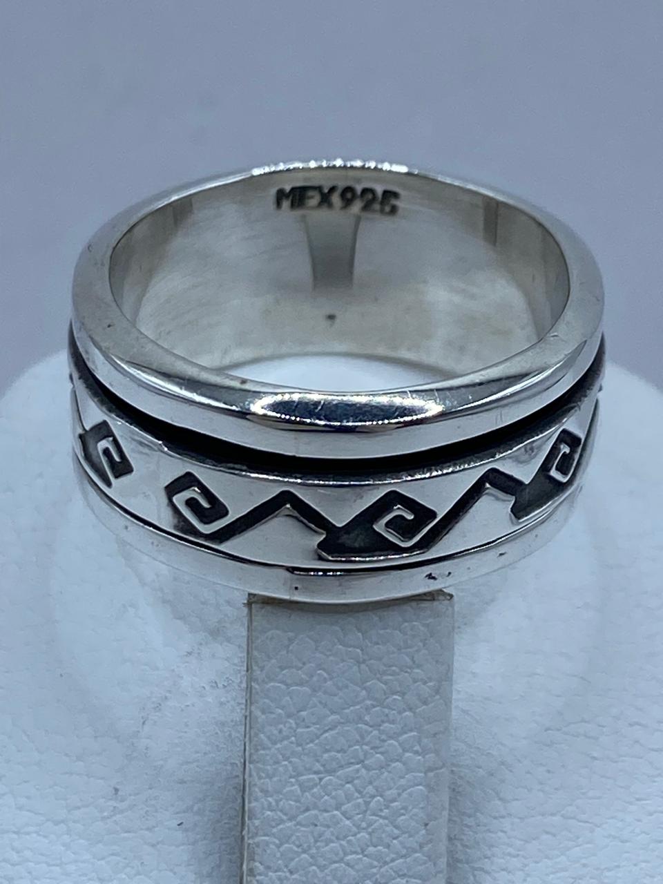 Anillo Giratorio de Plata 925 con Diseño Geométrico Tribal – Banda Ancha Moderna