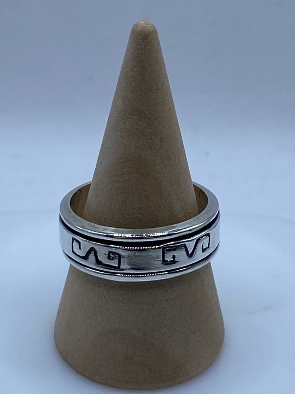 Anillo Giratorio de Plata 925 con Grecas Prehispánicas — vista lateral