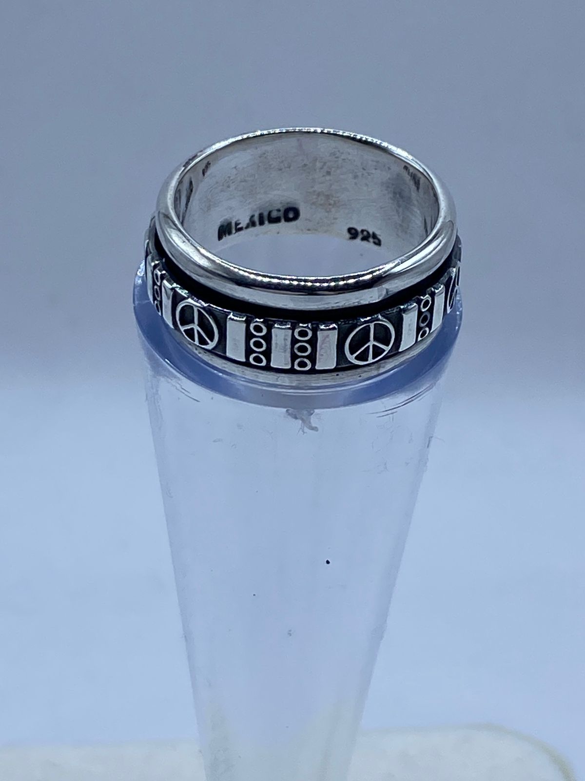 Anillo Giratorio de Plata 925 con Símbolos de Paz, vista de detalle
