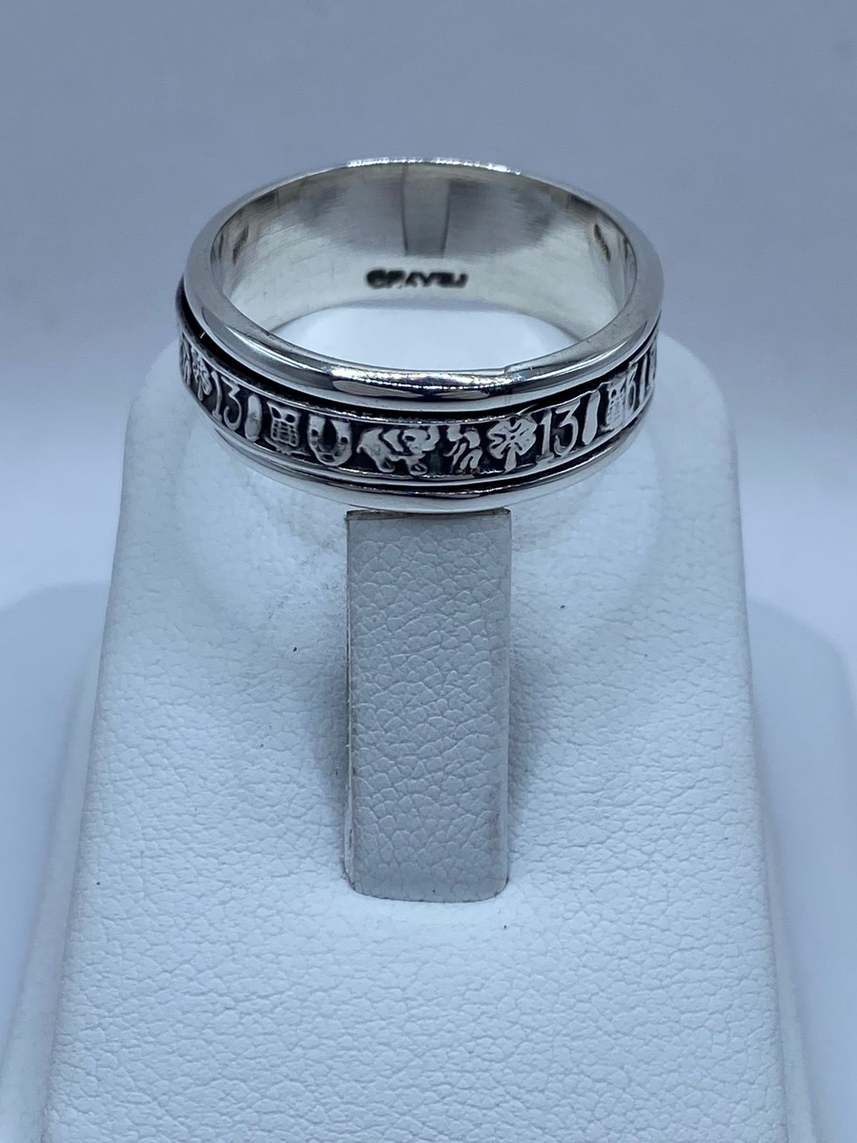 Anillo Giratorio de Plata 925 con Símbolos de la Suerte, vista de detalle