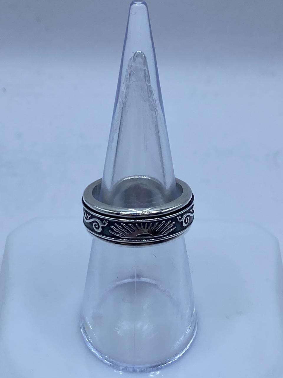 Anillo Giratorio de Plata 925 con Sol Central y Diseño Tribal