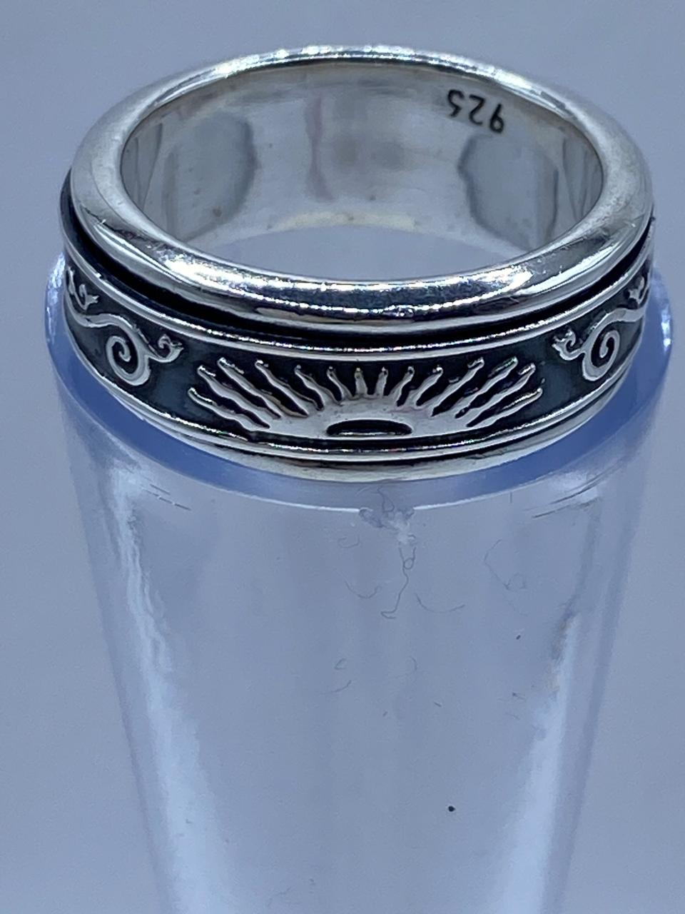 Anillo Giratorio de Plata 925 con Sol Central y Diseño Tribal