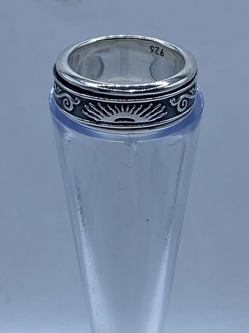 Anillo Giratorio de Plata 925 con Sol Central y Diseño Tribal