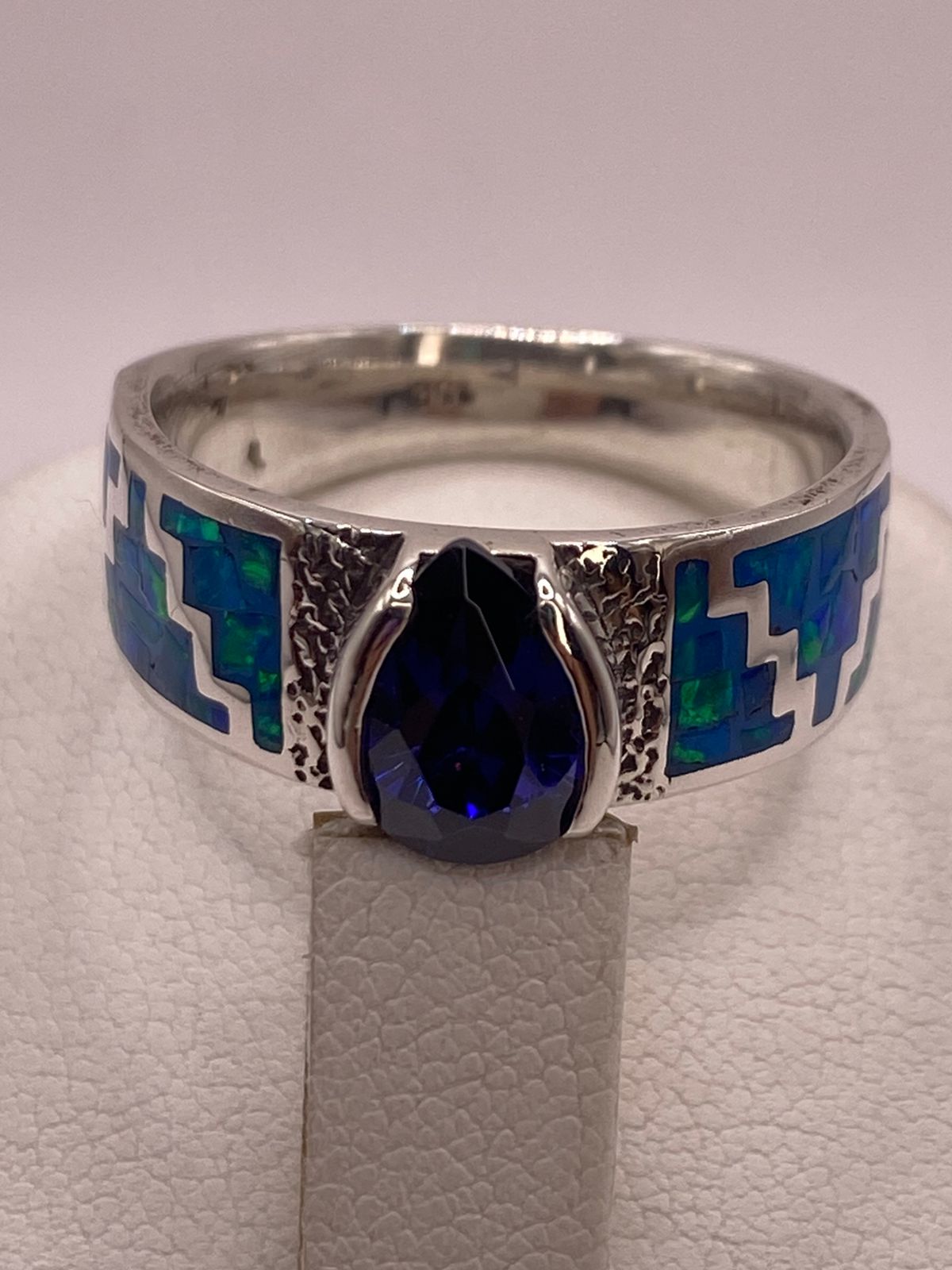 Anillo “Greca Azul” de Plata 950 con Ópalo de Fuego y Zirconia, vista superior