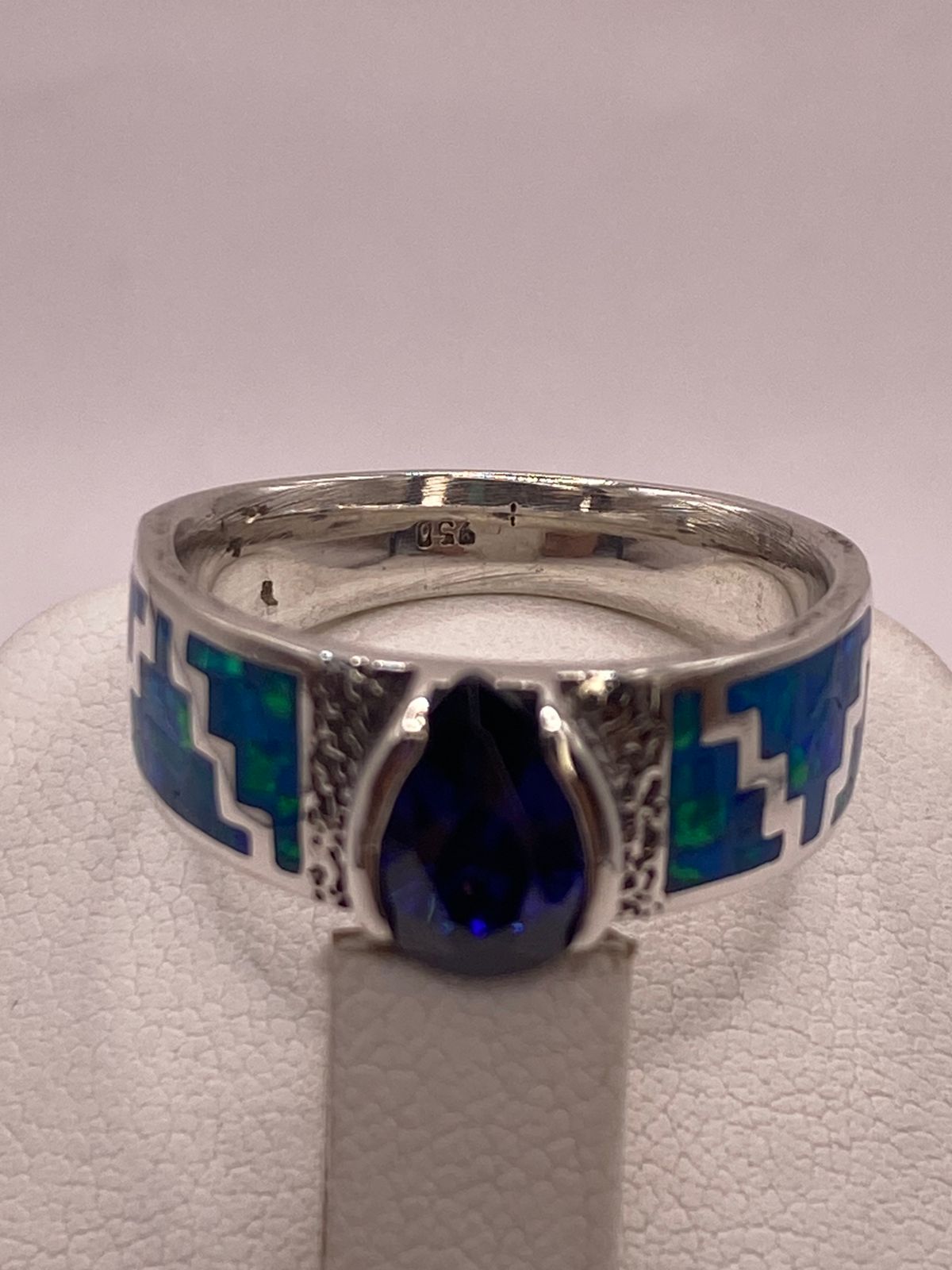 Anillo “Greca Azul” de Plata 950 con Ópalo de Fuego y Zirconia, sello de autenticidad Plata Ley .925