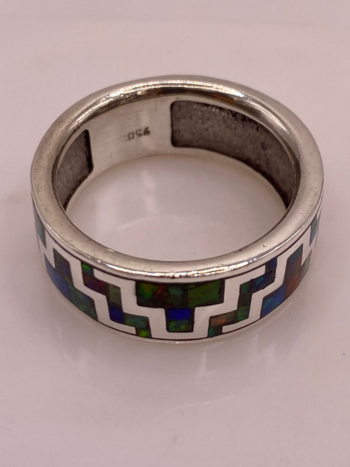 Anillo de Greca Geométrica con Ópalo de Fuego Multicolor en Plata .950