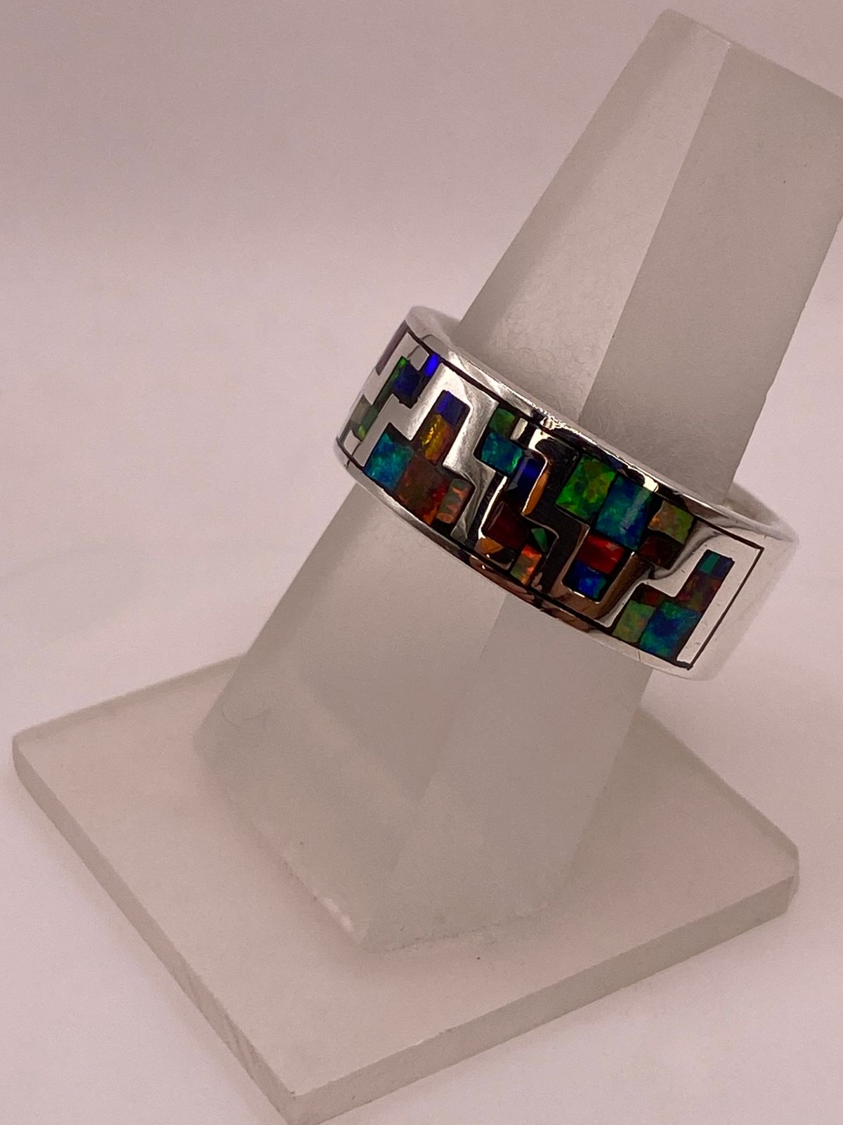 Anillo de Greca Geométrica con Ópalo de Fuego Multicolor en Plata .950