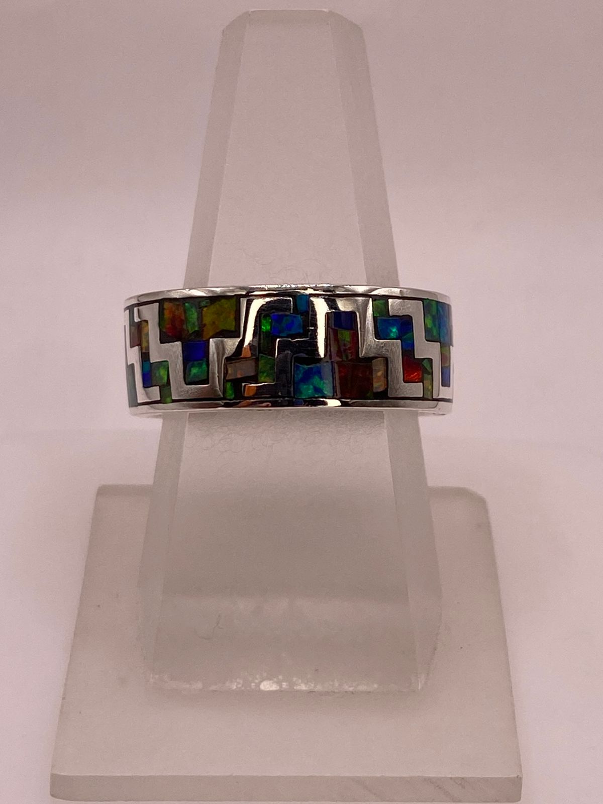 Anillo de Greca Geométrica con Ópalo de Fuego Multicolor en Plata .950