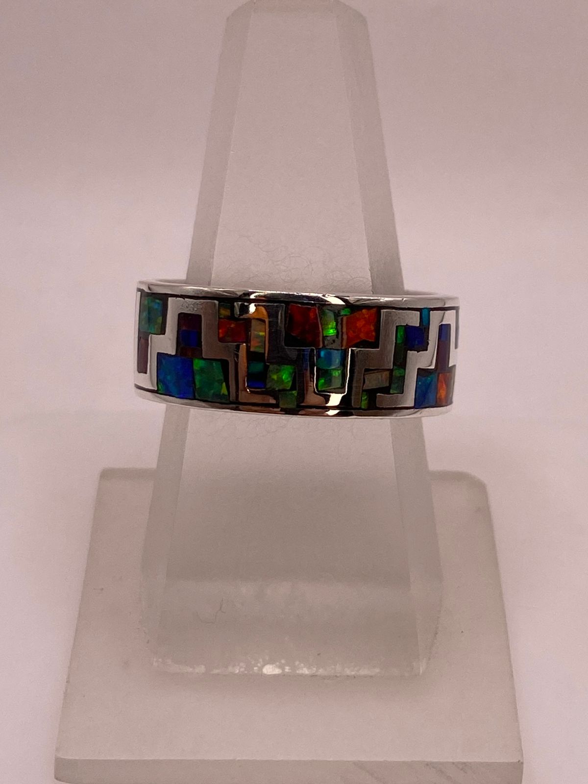 Anillo de Greca Geométrica con Ópalo de Fuego Multicolor en Plata .950