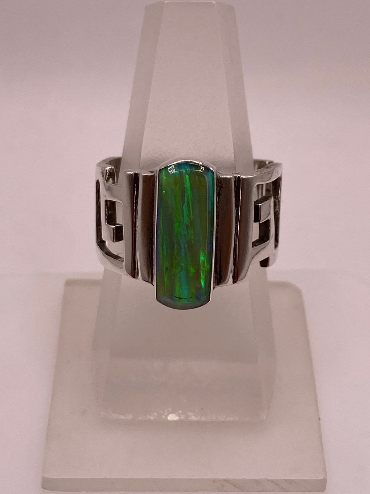 Anillo de Greca Geométrica con Ópalo de Fuego Verde en Plata .950