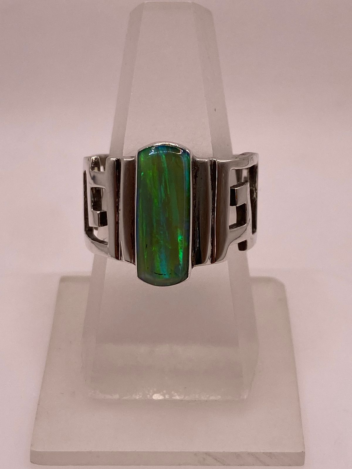 Anillo de Greca Geométrica con Ópalo de Fuego Verde en Plata .950
