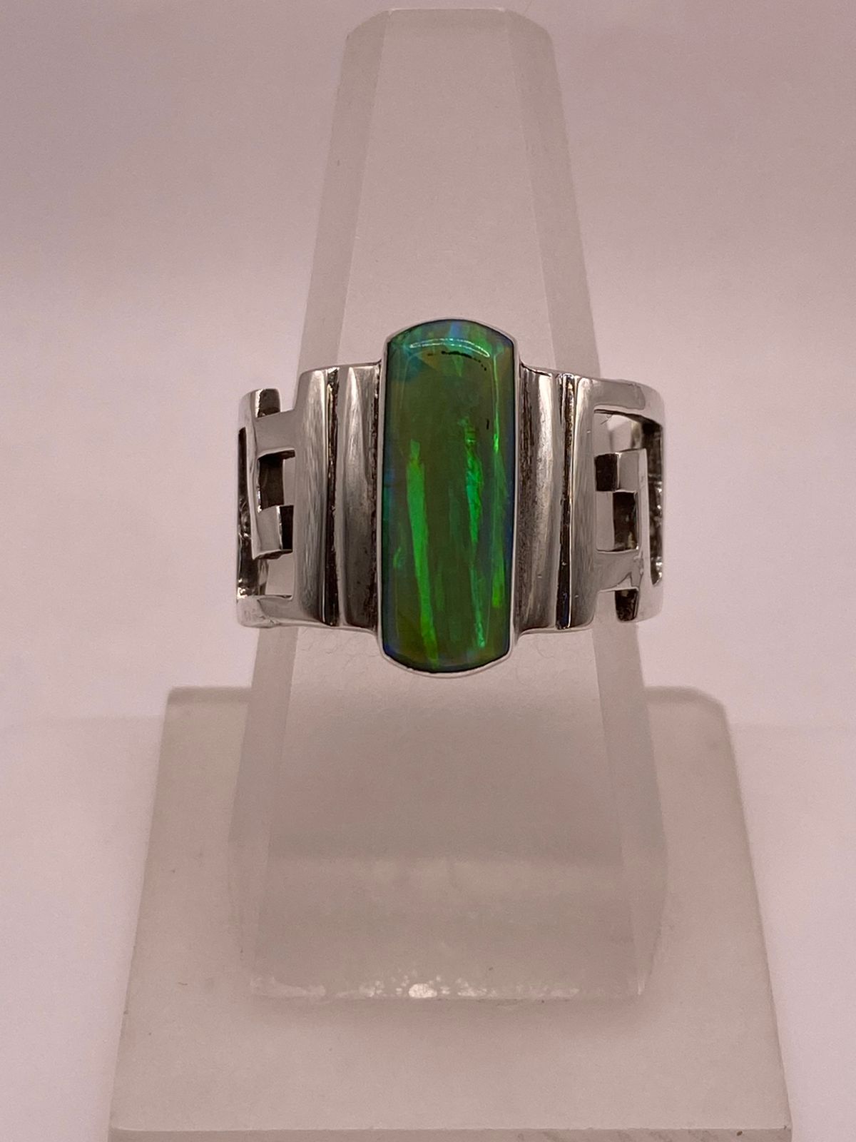 Anillo de Greca Geométrica con Ópalo de Fuego Verde en Plata .950