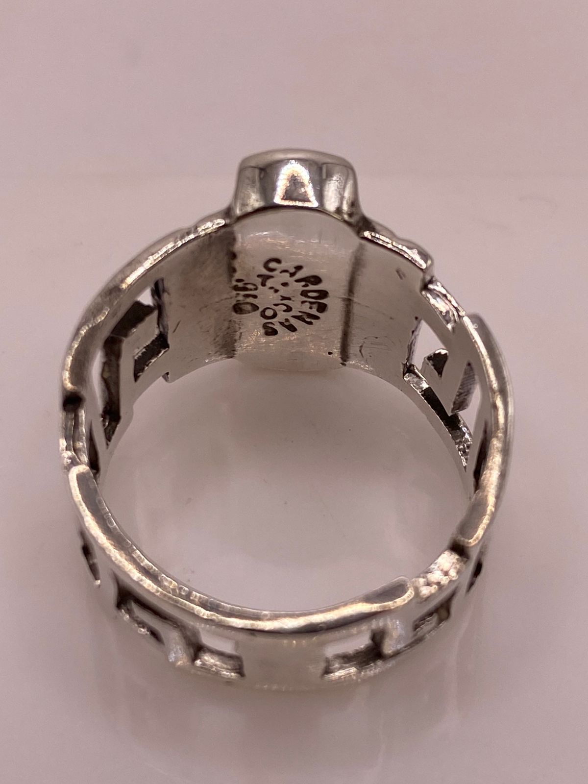Anillo de Greca Geométrica con Ópalo de Fuego Verde en Plata .950