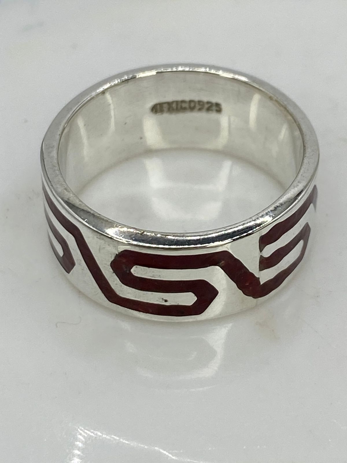Anillo Greca Geométrica en Coral Rojo, vista frontal