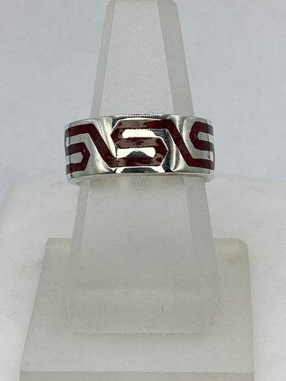 Anillo Greca Geométrica en Coral Rojo, vista lateral