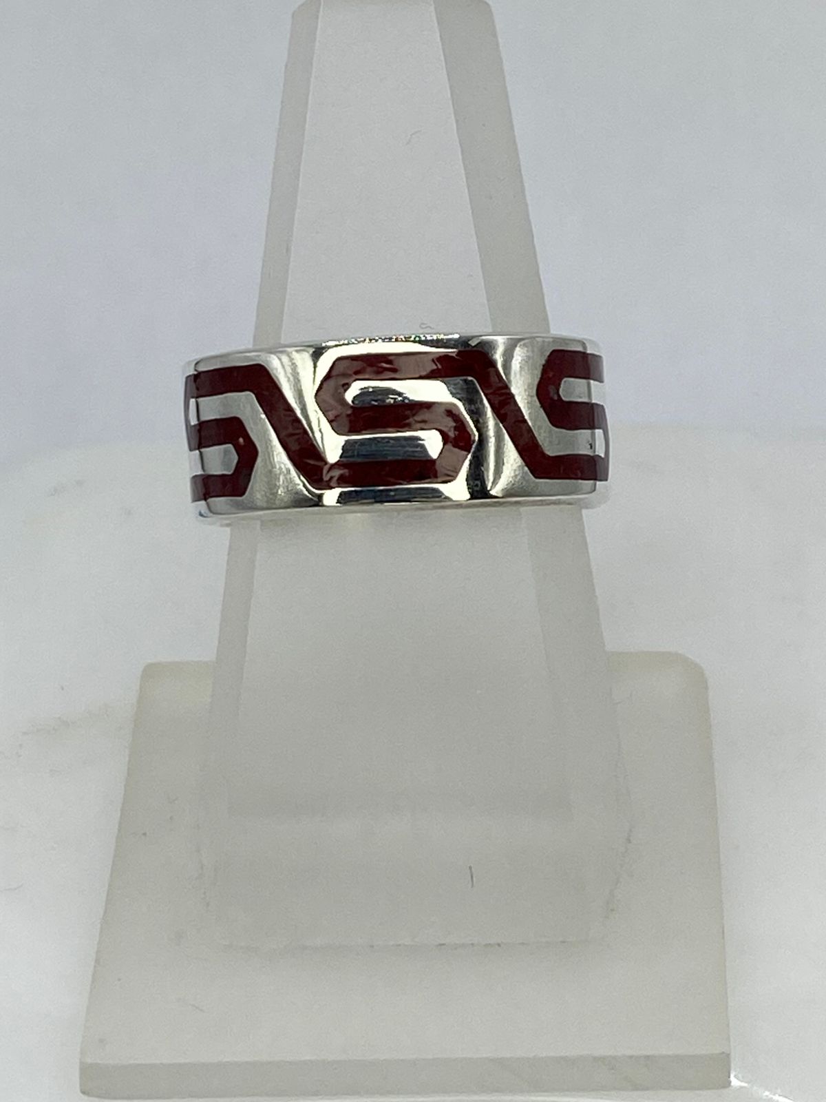 Anillo Greca Geométrica en Coral Rojo, vista frontal