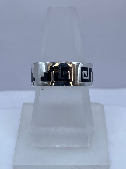 Anillo Greca Calado en Plata .925 con Obsidiana — ángulo diagonal