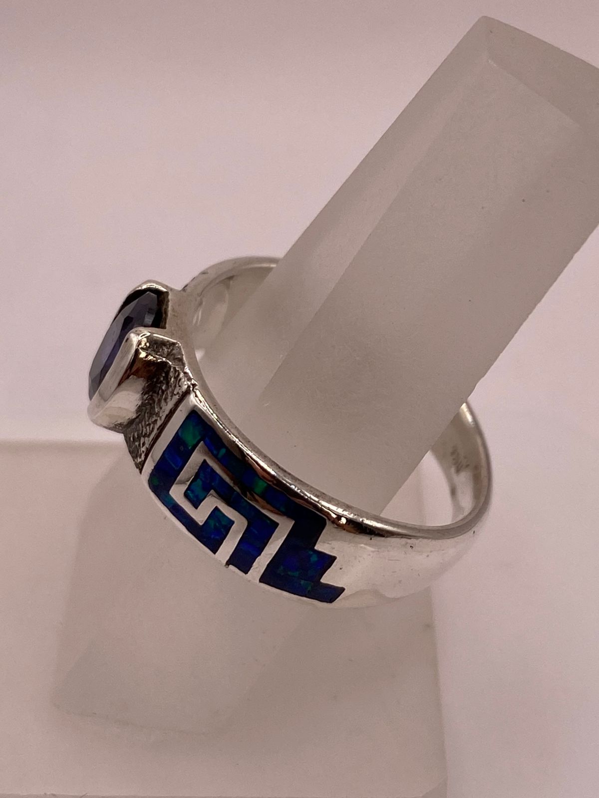 Anillo con Greca Geométrica, Ópalo de Fuego y Zirconia en Plata .950