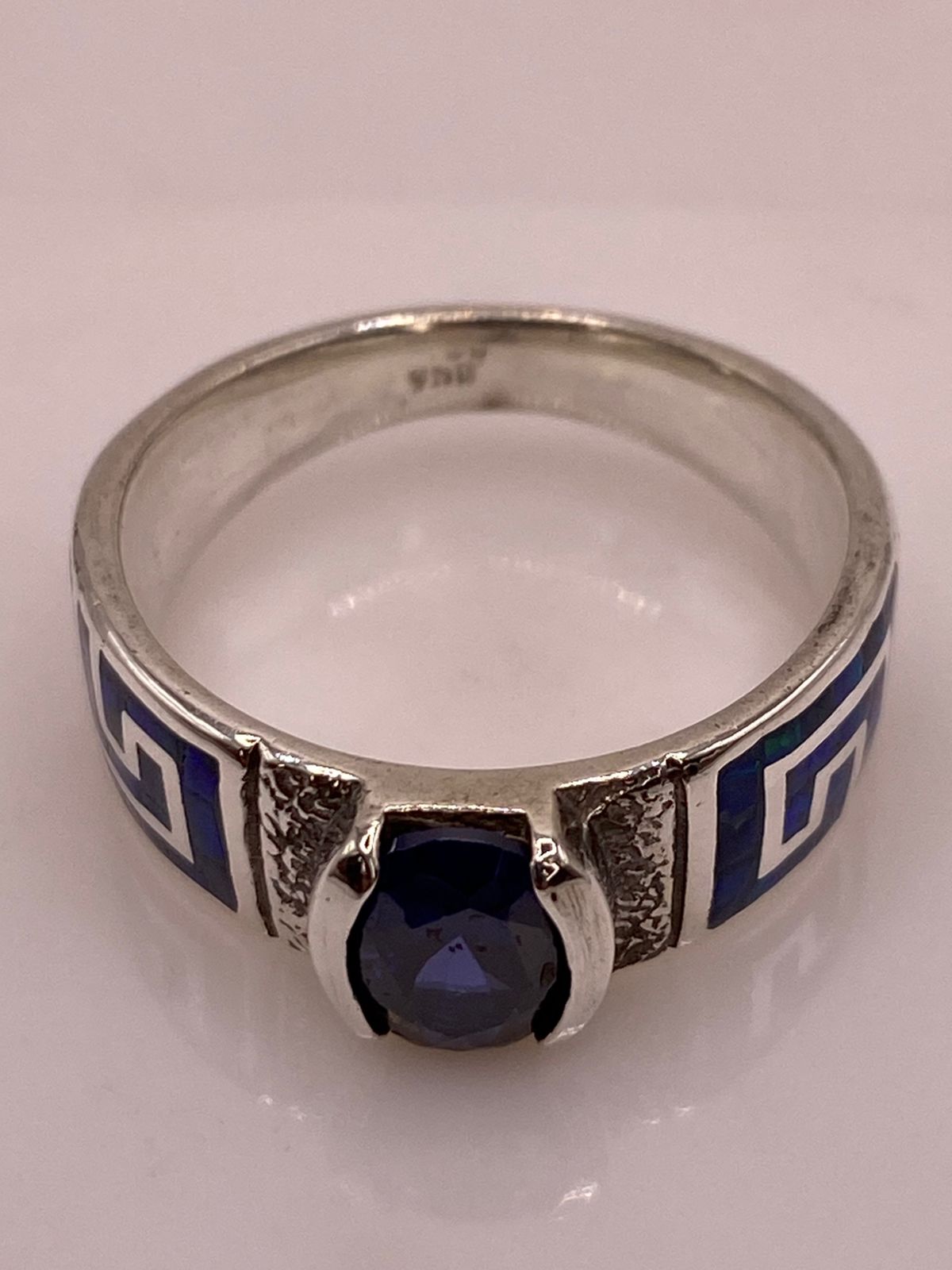 Anillo con Greca Geométrica, Ópalo de Fuego y Zirconia en Plata .950