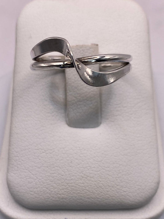 ♾️✨ Anillo Infinito Moderno en Plata .925 — vista lateral
