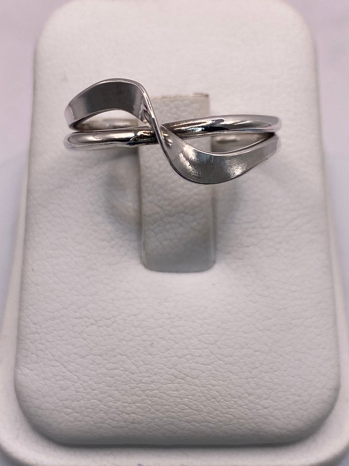 Anillo Infinito Moderno en Plata .925, vista frontal