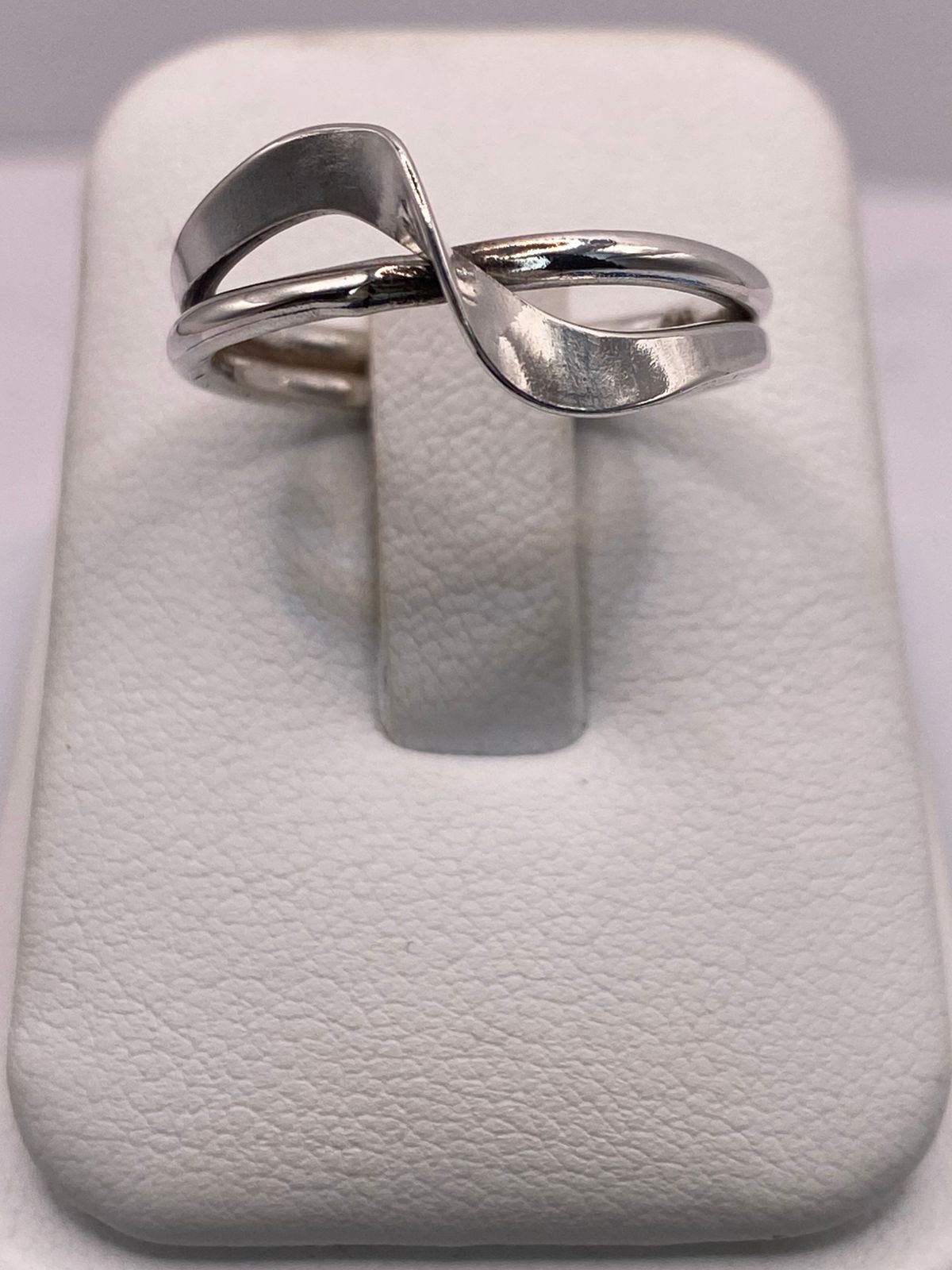 Anillo Infinito Moderno en Plata .925 — vista lateral