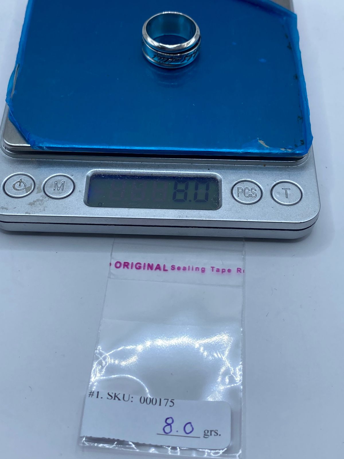Anillo giratorio plata 925 escritura élfica artesanal talla 6 junto a referencia de escala Arte Taxco 